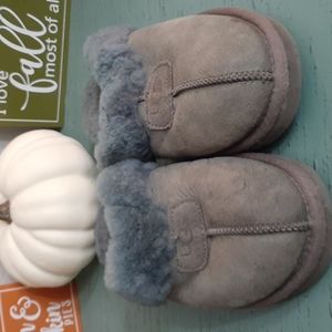 UGG SLIPPERS SZ 6 WOS